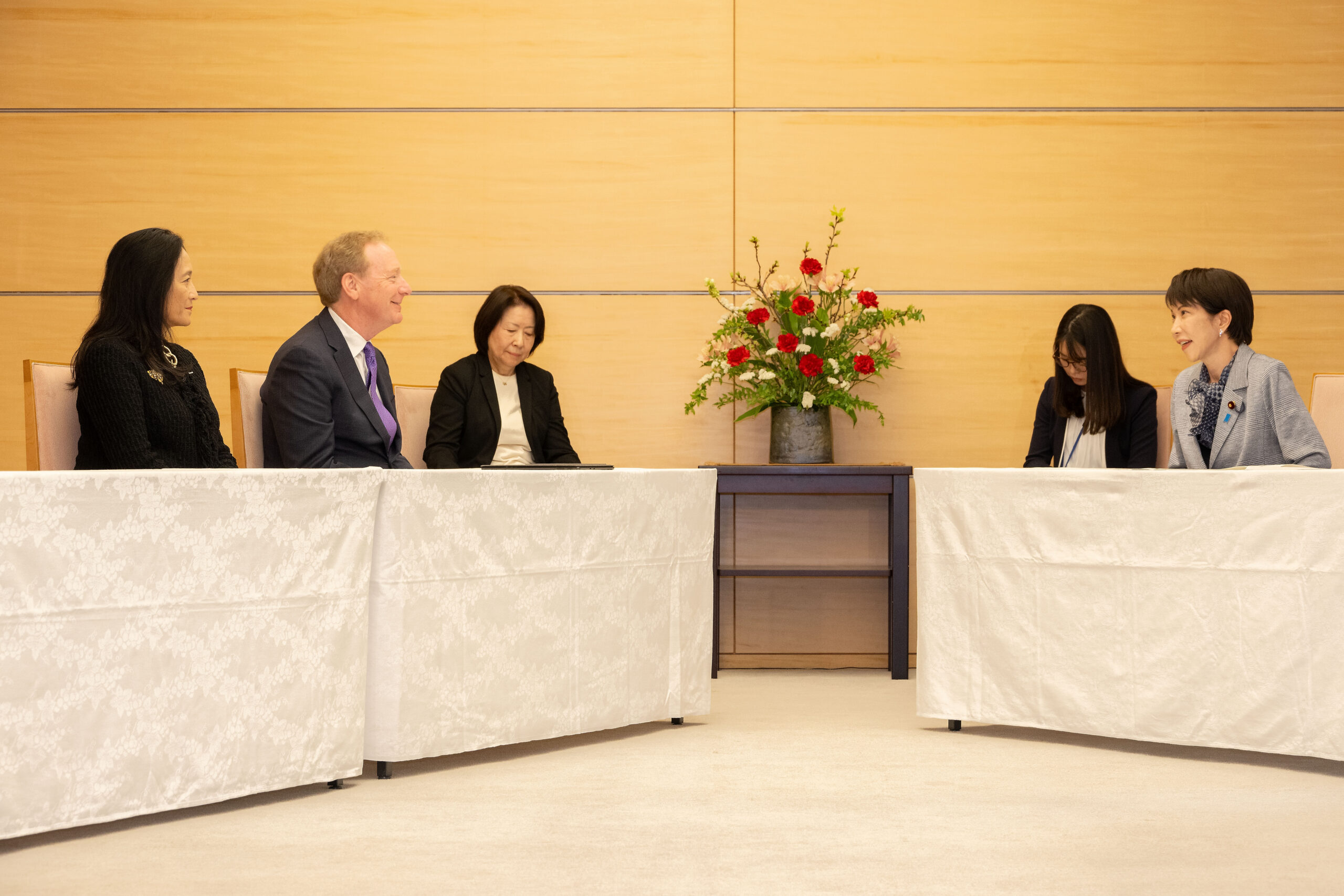 マイクロソフトのブラッド・スミス社長と日本の高市早苗首相の会談